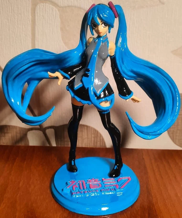 Hotová figurka Hatsune Miku na podstavci