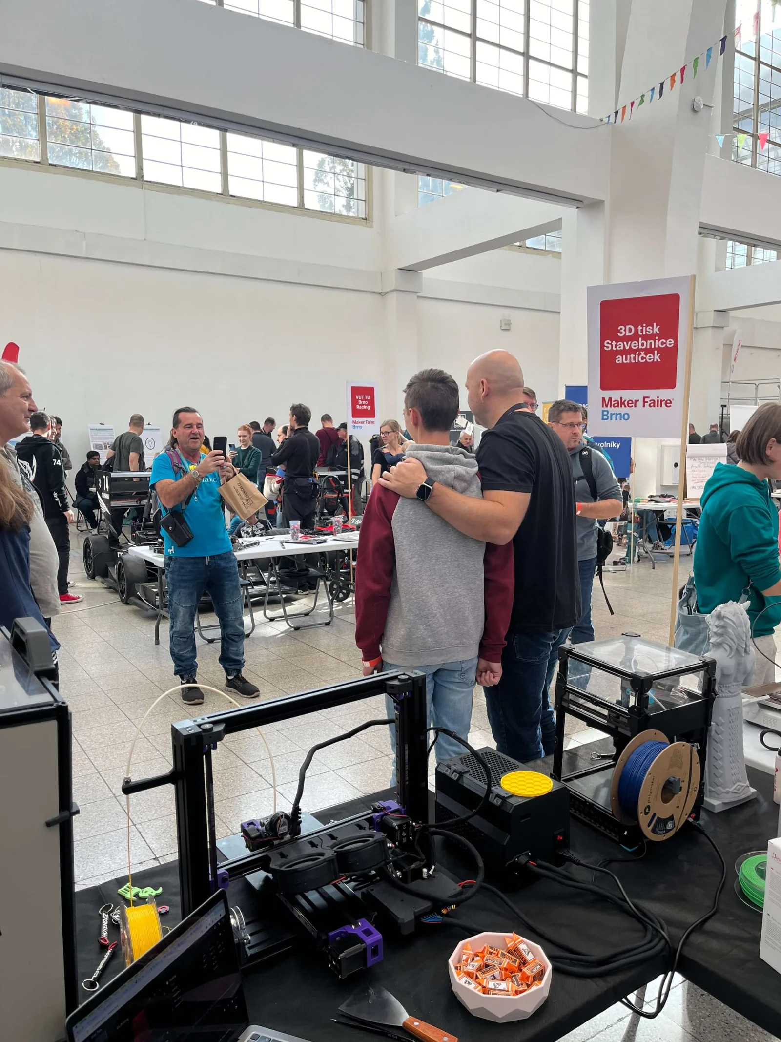 Pavel s návštěvníkem u stánku na Maker Faire