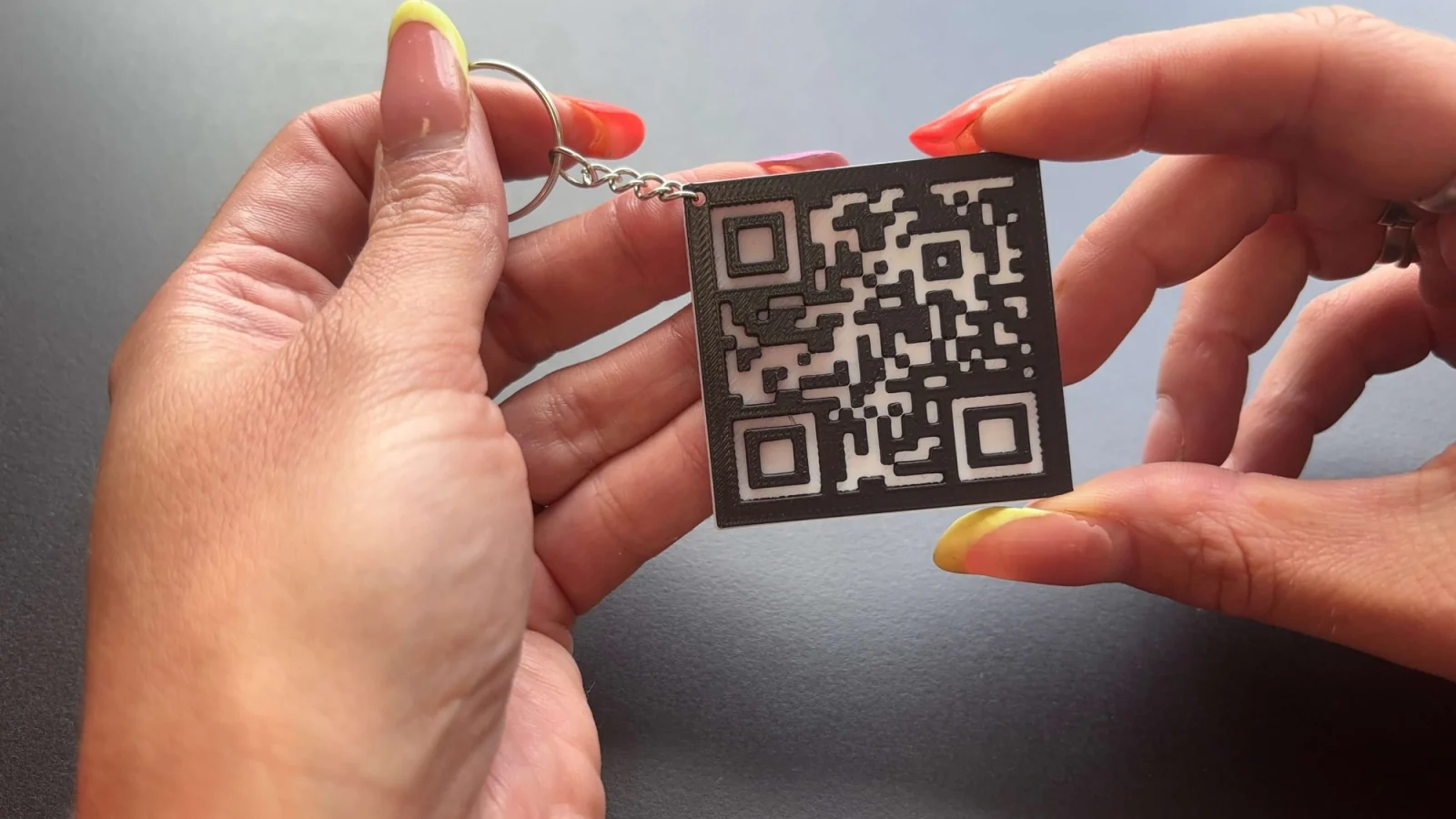 Hotová 3D tištěná klíčenka s QR kódem