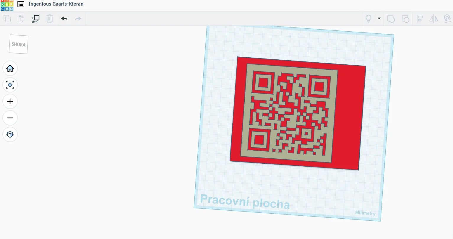 QR kód přesahující podložku v Tinkercadu