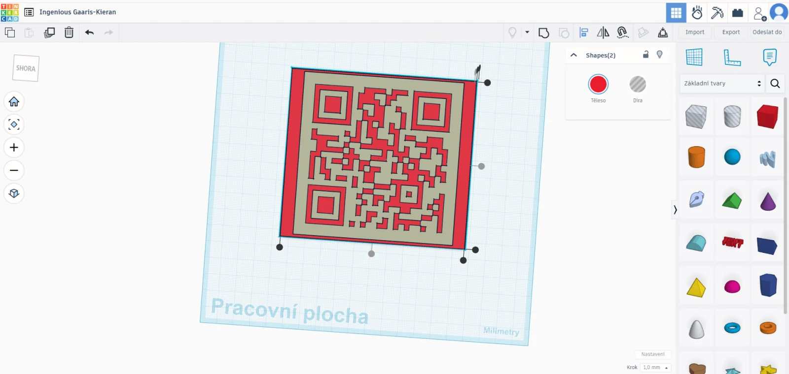 Vycentrovaný QR kód na podložce v Tinkercadu